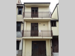 Casa Semi Indipendente in Vendita a San Michele di Serino, zona via Largo Mercato, 100'000&euro;, 120 m², con Box