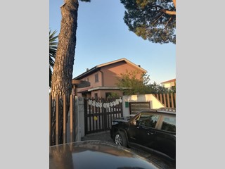 Villetta a schiera in Vendita a Roma, zona Anagnina ikea, 295'000€, 200 m²