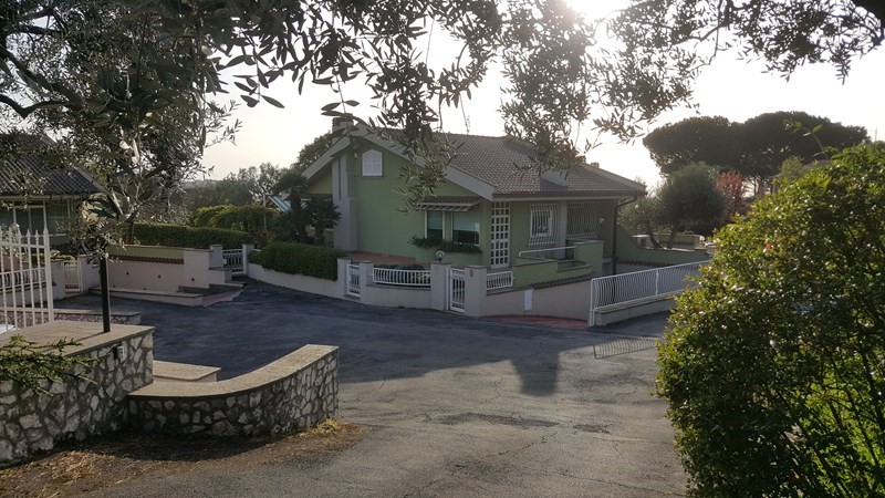 Villetta a schiera in Vendita a Rocca di Papa, zona Barozze, 480'000€, 280 m², con Box