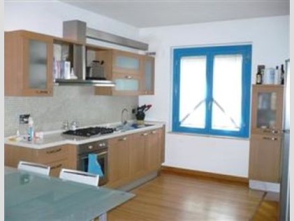 Villa bifamiliare in Vendita a Ariccia, zona Cecchina, 320'000€, 270 m²