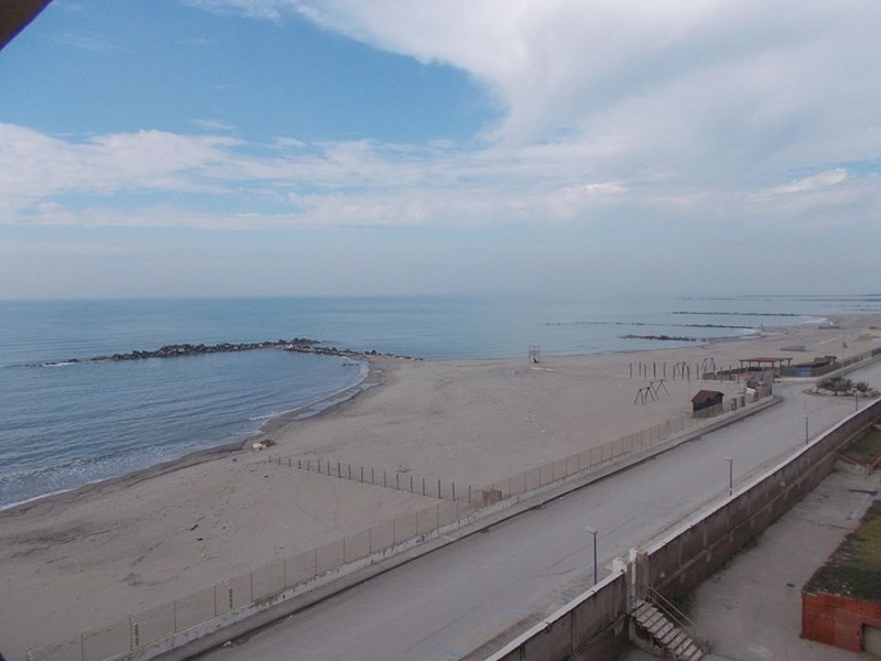 Trilocale in Vendita a Castel Volturno, zona Parco delle Rose, Villaggio Coppola - Pinetamare, 65'000€, 80 m²