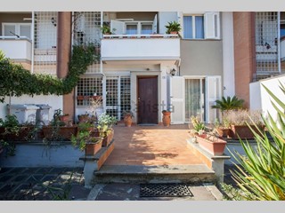 Appartamento in Vendita a Guidonia Montecelio, 229'000€, 200 m², arredato, con Box