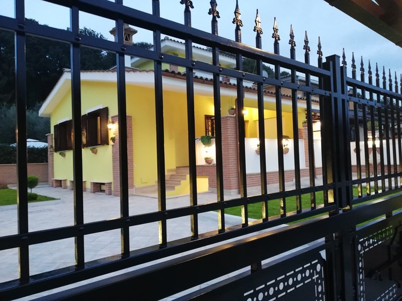 Villa in Vendita a Fiumicino, zona Aranova , 255'000€, 400 m²