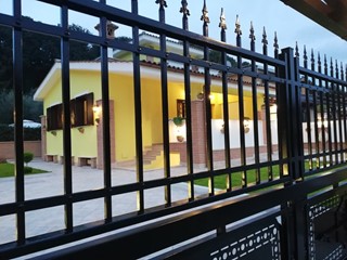 Villa in Vendita a Fiumicino, zona Aranova , 255'000€, 400 m²