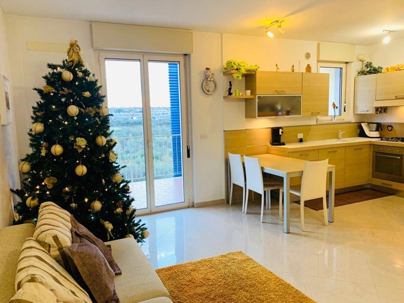 Trilocale in Vendita a Valenzano, zona Boscarello, 155'000€, 93 m², con Box