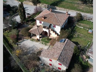 Villa in Vendita a Magione, zona Via dell'Arco, 350'000€, 300 m², arredato, con Box