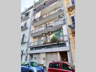 Bilocale in Vendita a Bari, zona Carrassi-San Pasquale, 120'000€, 60 m², con Box