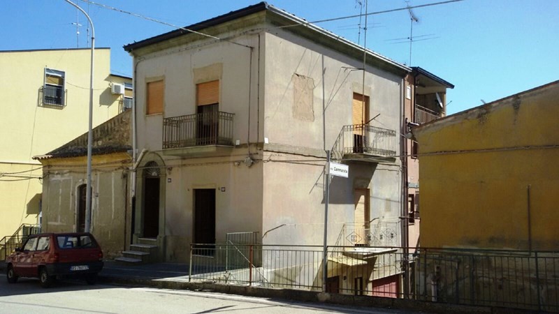 Casa Indipendente in Vendita a Villarosa, zona Corso Regina Margherita 135/137, 60'000€, 220 m², arredato