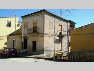 Casa Indipendente in Vendita a Villarosa, zona Corso Regina Margherita 135/137, 60'000€, 220 m², arredato