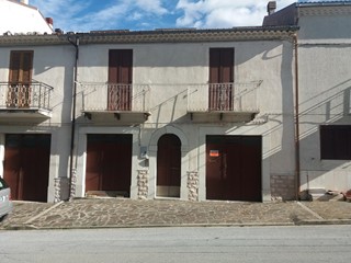 Casa Indipendente in Vendita a Bagnoli del Trigno, zona centro abitato, via Cesare Battisti n.120, 85'000€, 200 m², arredato, con Box