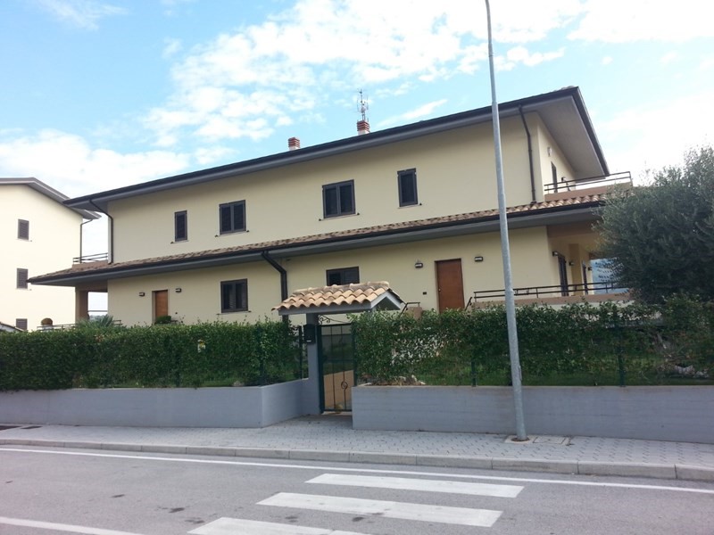 Villa bifamiliare in Vendita a Benevento, zona Via Luigi Sturzo Parco dell'Opera, 300'000€, 250 m²