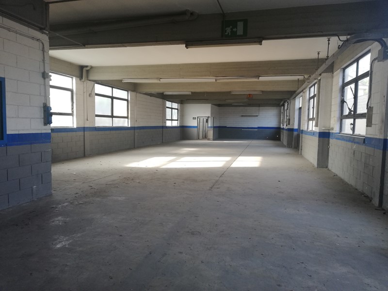Capannone in Vendita a Calenzano, zona Semicentrale, 290'000€, 450 m²
