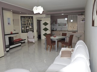 Appartamento in Vendita a Crosia, zona Mirto, 58'000€, 187 m²