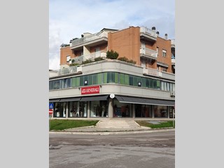 Ufficio in Affitto a Bastia Umbra, zona Via Veneto, 650&euro;, 80 circa