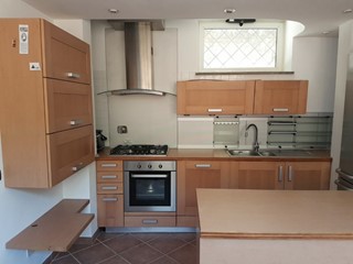 Villa bifamiliare in Affitto a Fiumicino, zona isola sacra, 1'050€, 130 m², arredato