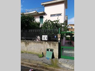 Villa bifamiliare in Vendita a Tufino, 250'000€, 200 m², con Box