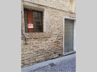 Immobile commerciale in Vendita a Fabriano, zona Centro storico, 140'000€, 67 m²