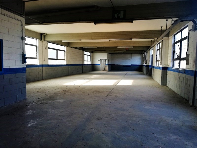 Capannone in Vendita a Calenzano, zona Aretino, 380'000€, 450 m²