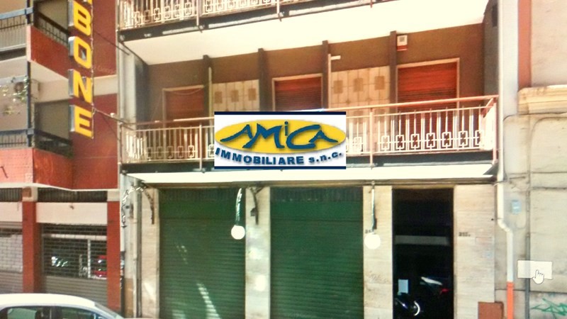 Negozio in Affitto a Bari, zona Murat, 1'500€, 190 m²