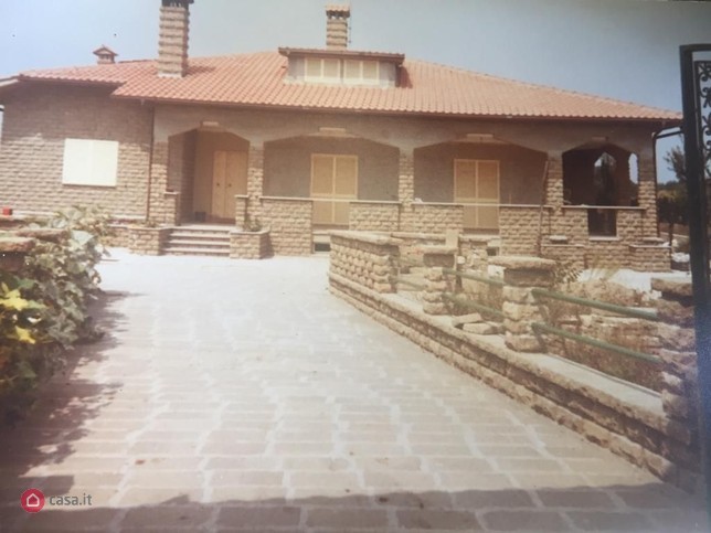 Villa in Vendita a Manziana, 370'000€, 550 m²