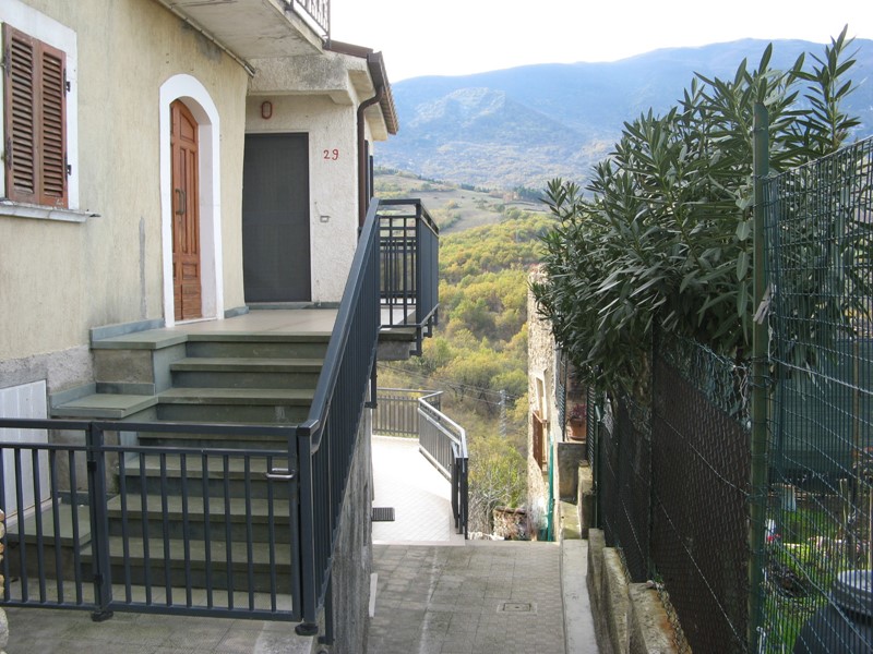 Villetta a schiera in Vendita a Bolognano, zona Musellaro, 100'000€, 114 m²