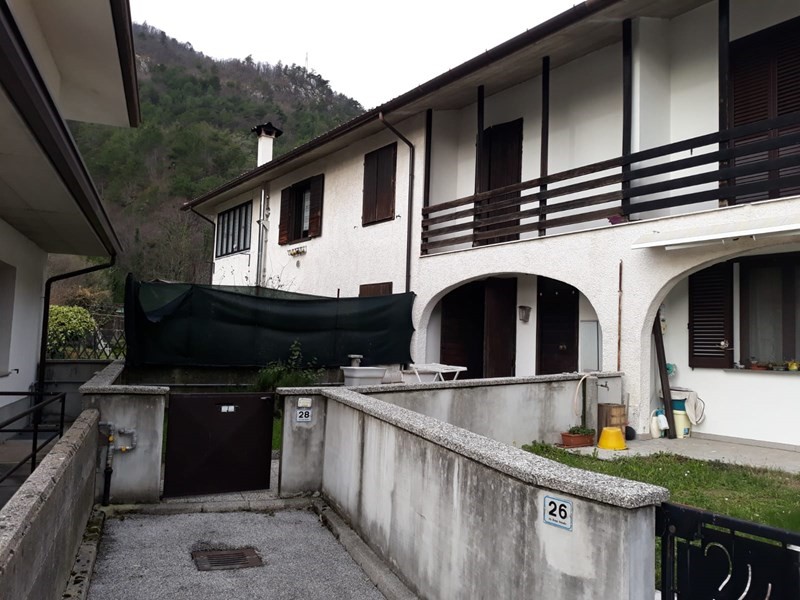 Villetta a schiera in Vendita a Trasaghis, zona Alesso, 55'000€, 94 m²