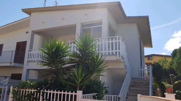 Appartamento in Vendita a Castellammare del Golfo, zona Spiaggia Playa, 270'000€, 105 m², arredato, con Box