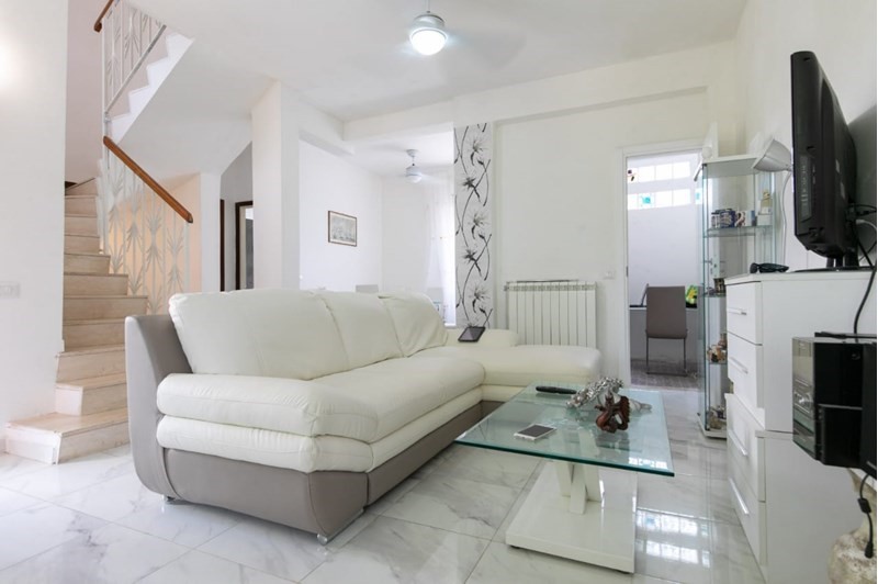 Villa bifamiliare in Vendita a Anzio, zona Lavinio, 199'000€, 180 m², arredato