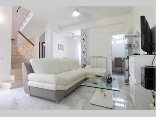 Villa bifamiliare in Vendita a Anzio, zona Lavinio, 199'000€, 180 m², arredato