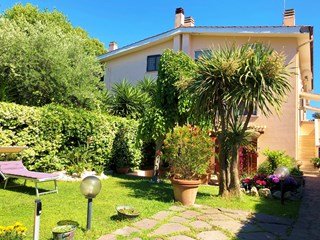 Villa bifamiliare in Vendita a Roma, zona OSTIA ANTICA, 330'000€, 150 m²