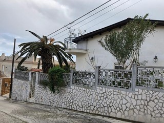 Villa in Vendita a Alcamo, zona viale di Calatubo, 154'000€, 125 m², con Box