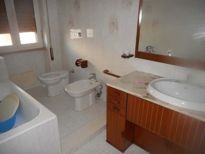 Quadrilocale in Affitto a Latina, zona LATINA SCALO, 600€, 140 m²