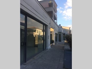 Negozio in Vendita a Lucca, zona VIAREGGIO via aurelia nord , 200'000€, 84 m²