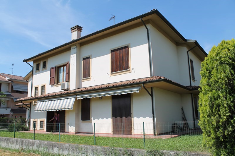Casa Indipendente in Vendita a Busseto, zona Piazzale Mendelssohn, 355'000€, 350 m²