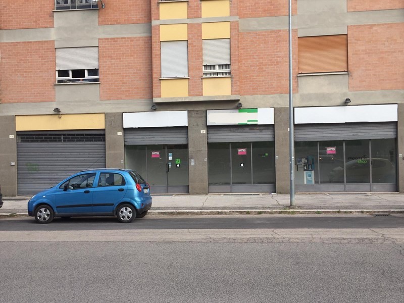Negozio in Affitto a Terni, 260 m²