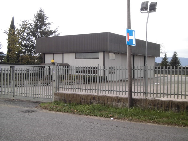 Capannone in Vendita a Terni, 450 m²