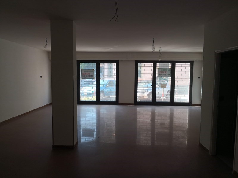 Immobile commerciale in Affitto a Padova, zona Portello, 1'500€, 258 m²
