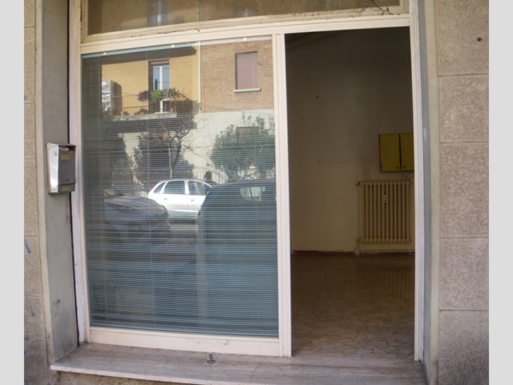 Immobile commerciale in Affitto a Bologna, zona mazzini, 300€, 20 m²