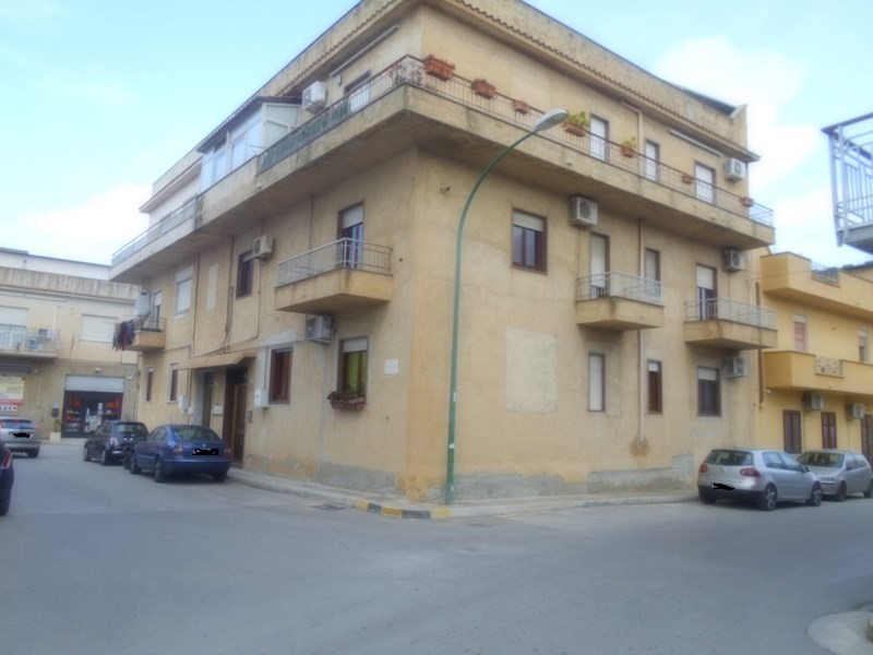 Appartamento in Vendita a Castelvetrano, zona Palma, 75'000&euro;, 120 m², con Box