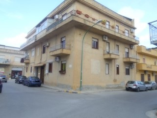 Appartamento in Vendita a Castelvetrano, zona Palma, 75'000&euro;, 120 m², con Box