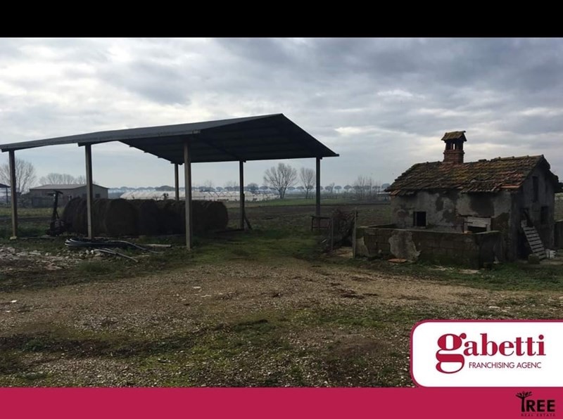 Magazzino in Vendita a Terracina, zona PONTE MAGGIORE, 110'000€, 120 m²