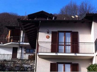 Villetta a schiera in Vendita a Massino Visconti, zona villette, 175'000€, 80 m², con Box