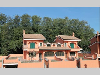 Villa bifamiliare in Vendita a Roma, zona Grottaferrata, 595'000€, 300 m²