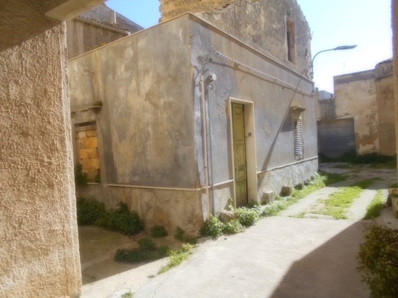 Casa Indipendente in Vendita a Castelvetrano, zona semi centrale, 17'000&euro;, 130 m², con Box