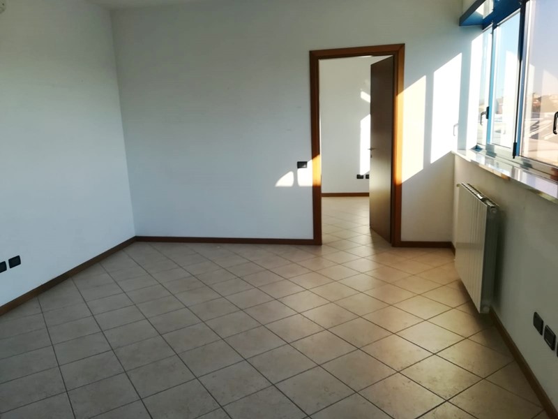 Ufficio in Affitto a Desio, zona Agenzia delle Entrate, 550€, 75 m²