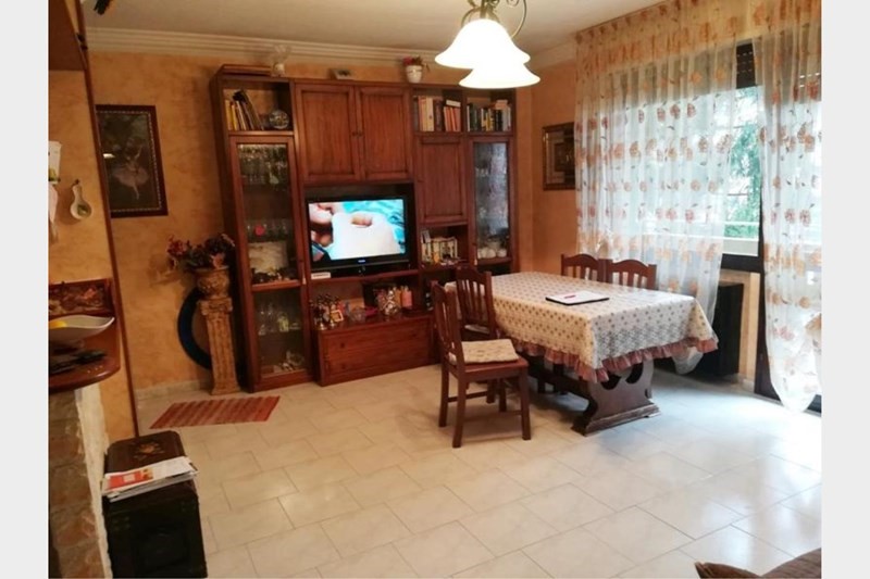 Trilocale in Vendita a Desio, zona Ospedale, 139'000€, 90 m²