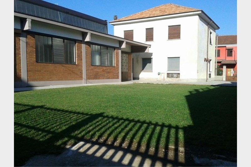 Villa in Vendita a Desio, zona San Giorgio, 420'000€, 400 m²