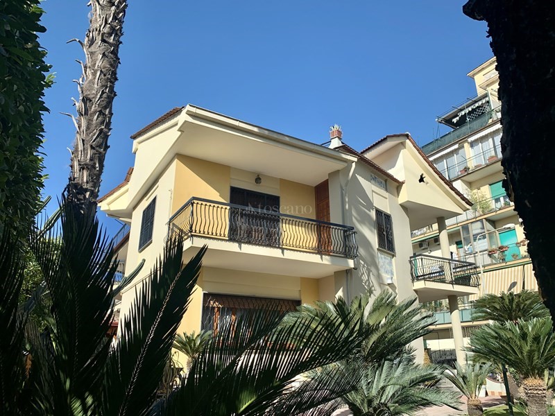 Villa in Affitto a Sant'Antimo, zona CENTRO, 3'500€, 400 m²