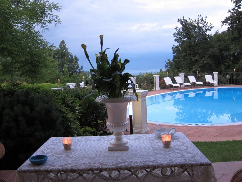 Villa in Vendita a Brescia, zona Manerba del Garda , 800'000€, 200 m², arredato