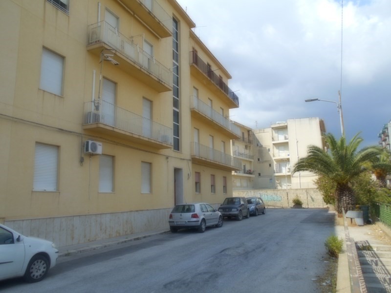 Appartamento in Vendita a Castelvetrano, zona Viale Roma, 55'000&euro;, 120 m²